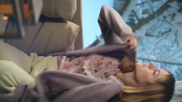 Una Joven Tratando Mantener Calor Invierno Helado Envolviéndose Suéter Lana — Vídeos de Stock