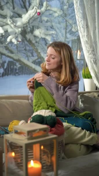 Przytulny Zimowy Styl Życia Finlandii Młoda Kobieta Szydełkująca Ciepły Wełniany — Wideo stockowe