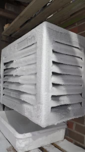 Venkovní Jednotka Vzduchového Tepelného Čerpadla Pokrytá Sněhem Mrazem Důsledku Kondenzace — Stock video