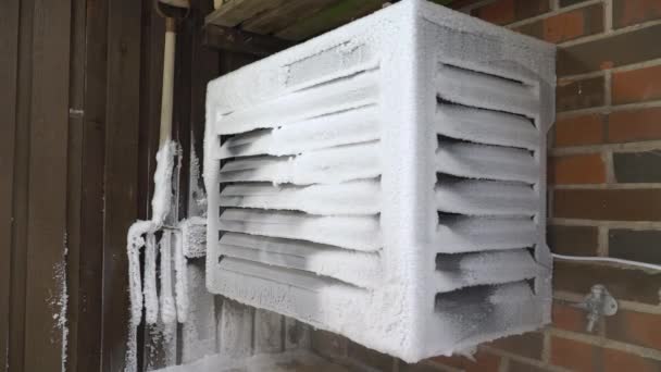 Luftquelle Wärmepumpe Outdoor Einheit Mit Schnee Und Frost Aufgrund Von — Stockvideo
