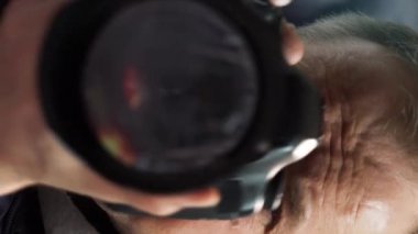 Savaşta bir gazeteci. Profesyonel bir foto muhabiri savaş, terörist saldırı ya da hayatını riske atarak yanan binaların ortasında insan yapımı bir felaket hakkında rapor hazırlıyor.