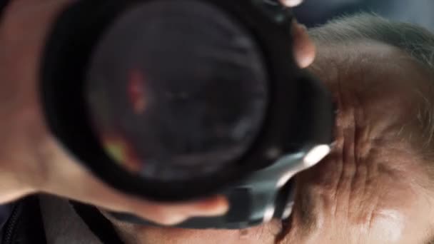 Jornalista Guerra Fotojornalista Profissional Que Dispara Sobre Uma Guerra Ataque — Vídeo de Stock