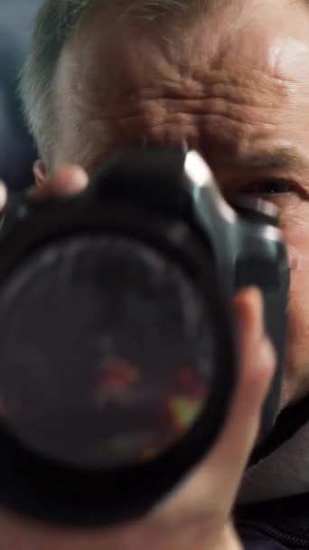 Giornalista Guerra Fotoreporter Professionista Che Spara Rapporto Una Guerra Attacco — Video Stock