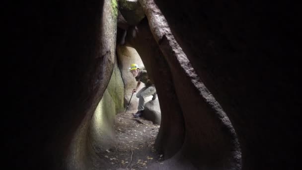 Aventurier Mâle Mature Avec Matériel Randonnée Explorant Une Grotte Forestière — Video