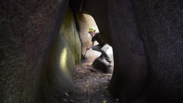 Aventureiro Maduro Com Equipamento Caminhadas Explorando Uma Caverna Floresta Sozinho — Vídeo de Stock