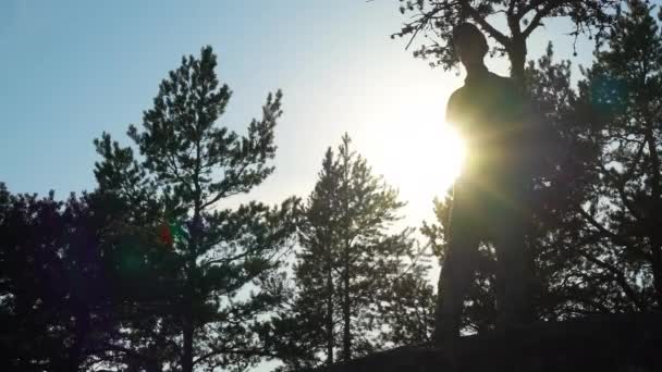 Dojrzały Mężczyzna Sprzętem Turystycznym Spacerujący Lesie Górskim Finlandii Fotografujący Zapierające — Wideo stockowe