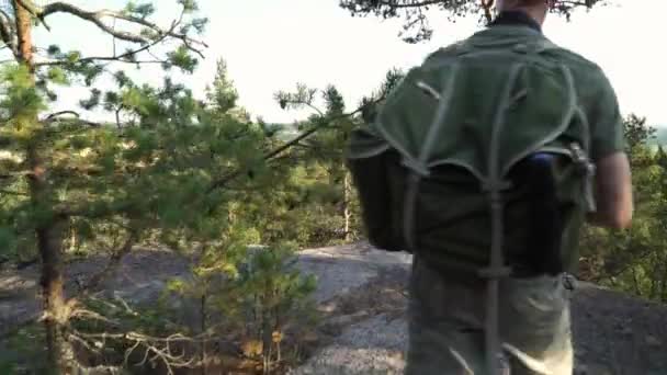 Dojrzały Mężczyzna Sprzętem Turystycznym Spacerujący Lesie Górskim Finlandii Fotografujący Zapierające — Wideo stockowe