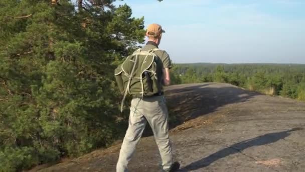 Gammal Man Med Vandringsutrustning Vandrar Fjällskog Finland — Stockvideo