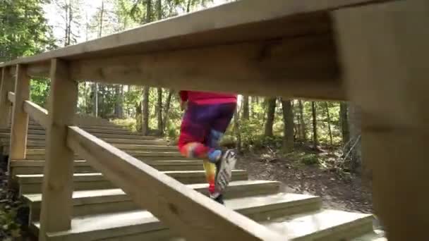 Спортивная Женщина Средних Лет Бегает Фитнес Лестнице Природном Парке Лесах — стоковое видео