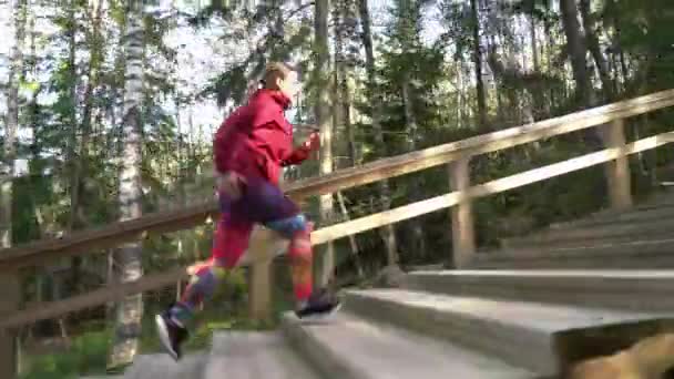 Спортсменка Середнього Віку Бігає Фітнес Сходи Природному Парку Лісі Фінляндії — стокове відео