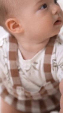 İlk kez bebek odasında yerde sürünmeye çalışan sağlıklı altı aylık bebeğiniz kutlu olsun. Çocuklarda sağlıklı büyüme ve gelişim