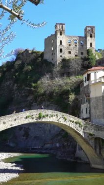 Ortaçağdan kalma şehir Dolceacqua, Liguria, İtalya, 15. yüzyıl Romanesk köprü Ponte Vecchio, Nervia dere ve 13. yüzyılda kale kalıntıları