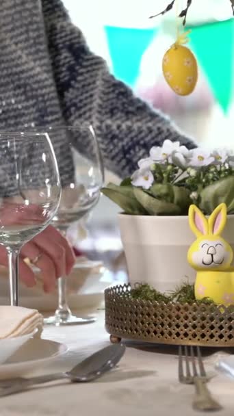 Młoda Kobieta Jest Ustawienie Świąteczny Stół Dekoracja Bunny Jaja Wielkanocne — Wideo stockowe