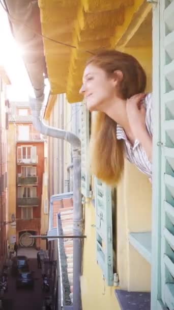 Eine Junge Frau Blickt Aus Dem Fenster Auf Eine Mittelalterliche — Stockvideo