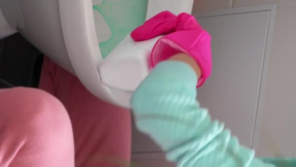 Lastik Eldivenli Bir Kadın Temizlik Için Bir Klozeti Temizliyor Dikey — Stok video