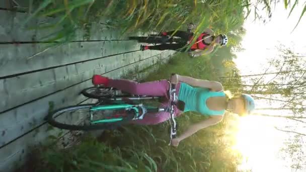 Dvě Mladé Ženy Jezdí Kolech Dřevěné Ekologické Stezce Mezi Rákosím — Stock video
