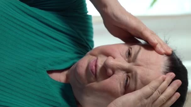 老婆は 頭痛に苦しむし 錠剤を取る ヘルスケアの古い人々 の概念 — ストック動画