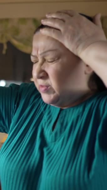 Anciana Sufre Dolor Cabeza Toma Pastillas Concepto Ancianos Asistenciales — Vídeos de Stock