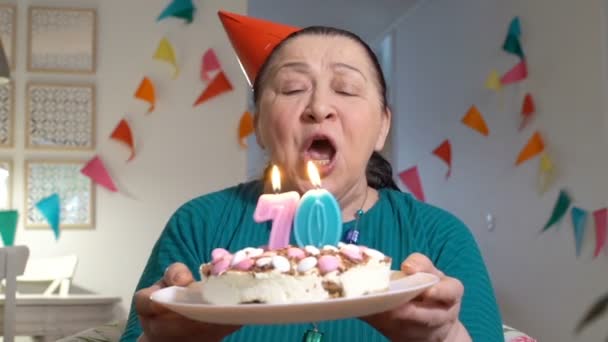 快乐的老年女性视频通过电脑呼叫 在庆祝生日的同时 与家人用虚拟视频在线聊天 — 图库视频影像