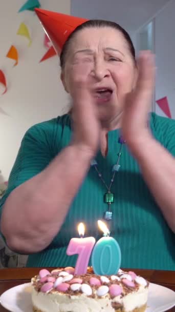 快乐的老年女性视频通过智能手机呼叫 在庆祝生日的同时 与家人用虚拟视频在线聊天 — 图库视频影像