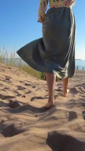 一个年轻女子沿着沙滩在沙丘中行走的细长腿的特写 智能手机屏幕 目标社交媒体平台和移动设备上的网络浏览器的垂直视频 — 图库视频影像