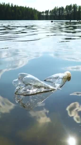 Plastikowe Śmieci Naturze Plastikowe Śmieci Zanieczyszczenie Jeziora Leśnego Koncepcja Kryzysu — Wideo stockowe