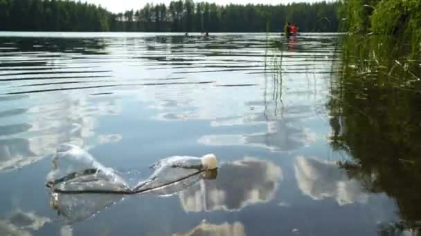 Doğadaki Plastik Çöpler Suda Yüzen Kullanılmış Bir Şişe Plastik Atık — Stok video
