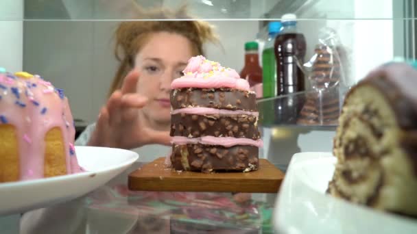 Jeune Femme Ouvrant Porte Réfrigérateur Sortant Morceau Gâteau Beaucoup Bonbons — Video