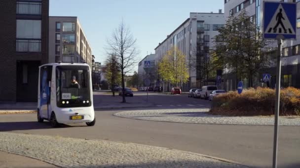 芬兰赫尔辛基 2021年10月10日 在城市街道上行驶的无人自动公交 — 图库视频影像