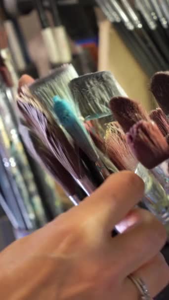 Dużo Szczotek Pracowni Artystycznej Artysta Wybiera Jedną Zbliżenie Dłoni — Wideo stockowe