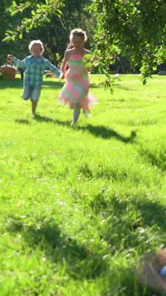 Duas Crianças Menino Menina Tendo Easter Ovo Caça Jardim Quintal — Vídeo de Stock