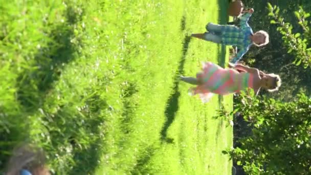 Çocuk Bahçede Paskalya Yumurtası Avında — Stok video