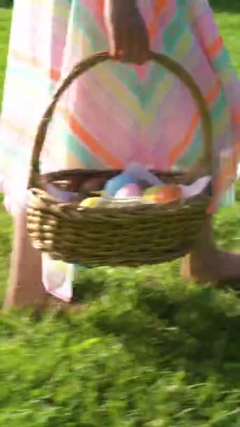 Seorang Gadis Kecil Memiliki Easter Telur Berburu Kebun Belakang Dengan — Stok Video