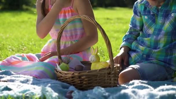 Zwei Kinder Haben Spaß Und Essen Schokoladeneier Nach Ostereiersuche Garten — Stockvideo