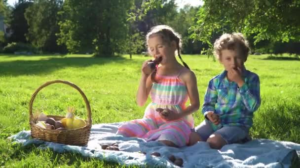 Dwoje Dzieci Chłopiec Dziewczyna Dobrze Się Bawią Jedzą Czekoladowe Jajka — Wideo stockowe