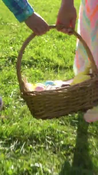 Dos Niños Niño Niña Teniendo Caza Del Huevo Pascua Jardín — Vídeo de stock