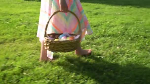 Dua Anak Laki Laki Dan Perempuan Memiliki Easter Telur Berburu — Stok Video
