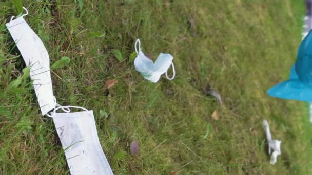 志愿人员在巴士站附近和公路沿线收集一次性医疗面罩和其他垃圾 环境污染问题 — 图库视频影像