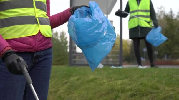 Volunteers Collecting Used Disposable Medical Masks Gloves Bus Stop Highway — Stockvideo