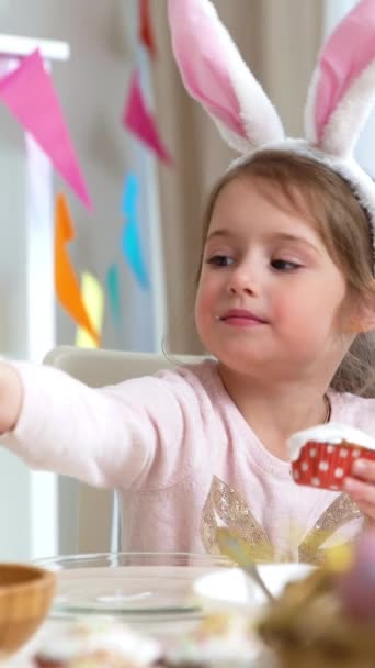 Aranyos Kislány Vicces Nyúl Füleket Visel Fiatal Anyja Húsvéti Süteményeket — Stock videók