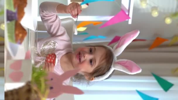 Симпатична Маленька Дівчинка Смішних Вухах Кролика Молода Мати Готують Великодні — стокове відео