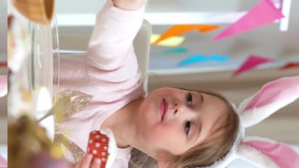 Nettes Kleines Mädchen Mit Lustigen Hasenohren Und Ihre Junge Mutter — Stockvideo