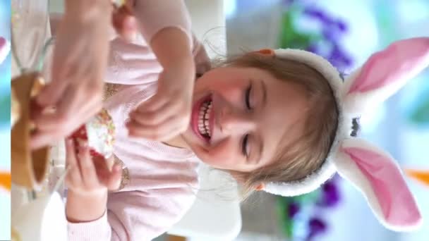 Carina Bambina Che Indossa Divertenti Orecchie Coniglio Sua Giovane Madre — Video Stock