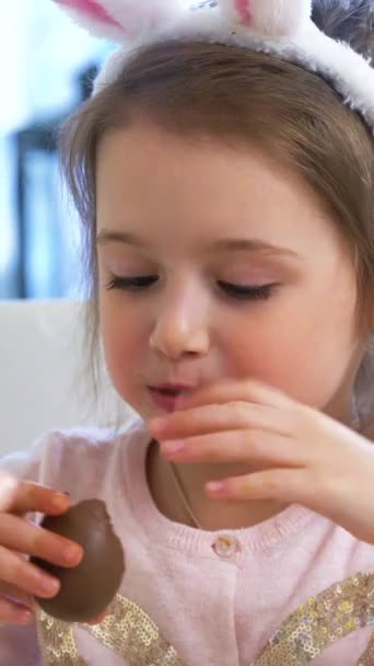 그녀의 어머니는 바구니와 토끼와 테이블에 초콜릿 부활절 달걀을 귀여운 슬로우 — 비디오