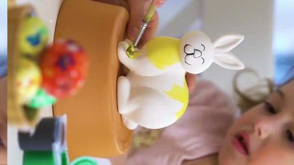 Mutlu Paskalyalar Komik Tavşan Kulakları Takan Sevimli Küçük Bir Kız — Stok video