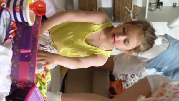 Gelukkig Klein Meisje Met Haar Ouders Zorgvuldig Verpakking Een Bagage — Stockvideo
