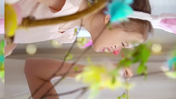 Szczęśliwej Wielkanocy Cute Little Girl Sobie Śmieszne Uszy Królika Jej — Wideo stockowe