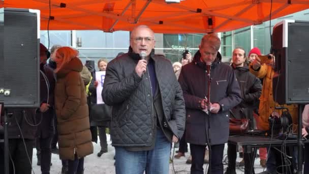 ヘルシンキ Feb 2024 ウクライナの戦争の2周年を記念した集会でロシア民主運動の指導者の1人ミハイル ホドルコフスキー — ストック動画