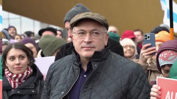 ヘルシンキ Feb 2024 ウクライナの戦争の2周年を記念した集会でロシア民主運動の指導者の1人ミハイル ホドルコフスキー — ストック動画