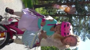 İlk Bisiklete binme. Anne kızı Bisiklete binmeyi öğretir.